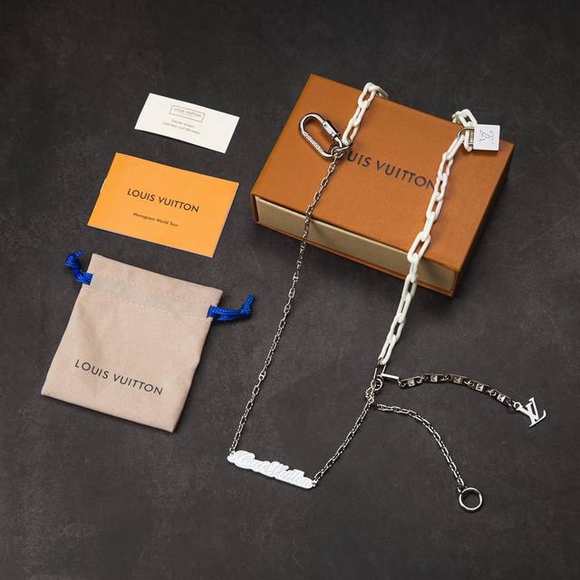120 lvchains Lettering 项链 编码：Mp3360 官网售价￥50,670Rmb virgil Abloh 于 2019 春夏秀场突破传统壁