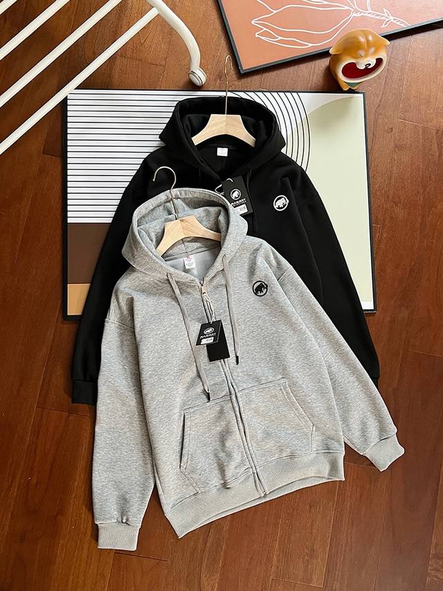 p150，报单款号11021。 本期新品，大象家冬季加绒连帽开衫！男女同款！宽松休闲百搭款！宽松版型，超级好看！高克重内里复合Baby绒！超级舒适的面料！ 与卫