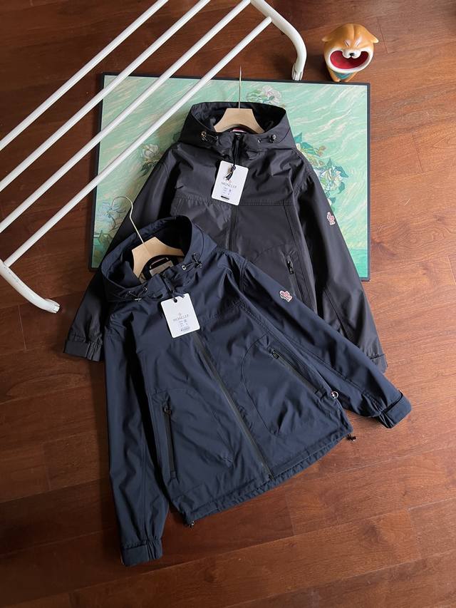 p270，报单款号08283。 暴躁来袭，法国殿堂级百年品牌。Moncler/盟可睐 24秋季米兰秀场新款，男士轻奢商务休闲连帽夹克外套。客供的复合科技面料，表