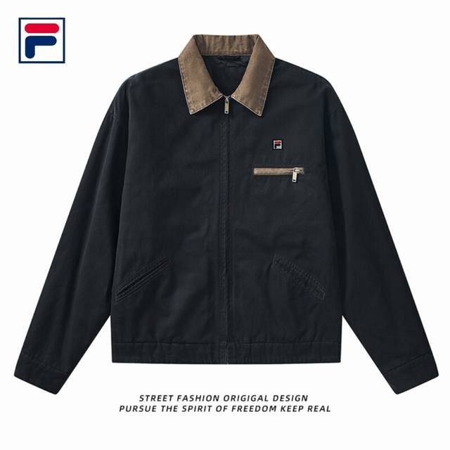 上新 P210【Fila斐乐 25春秋款品质美式复古水洗做旧机车青少年茄克外套】 新款上新！！！一款有温度又有风度的外套 男女都能穿 非常百搭. 衣服厚实不臃肿
