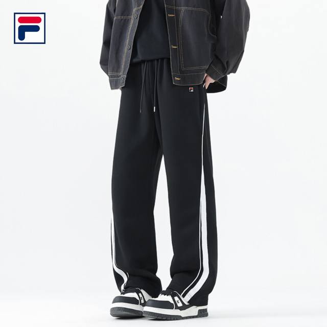 上新 P120【 Fila斐乐 2025春秋高品质立体宽松直筒拼色休闲长裤】 ◆采用健康舒适免烫面料，立体裁剪，宽松休闲版型，上身潮流有型，重工制作，手感柔软，