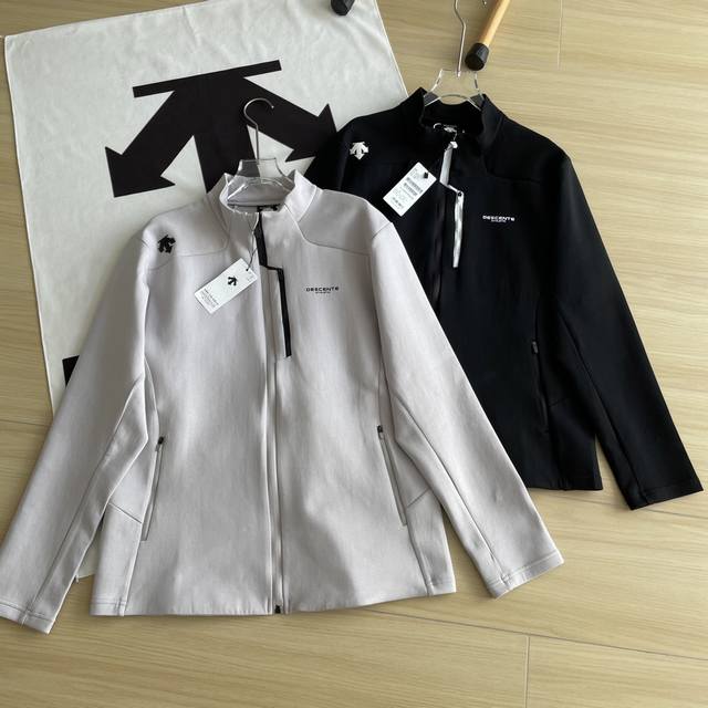 主图210 半拉链上衣Descente/迪桑特两色通用夹克衫迪桑特运动服拉链立领外套男女同款情侣款 采用进口全棉空气棉高品质运动属性针织面料制成，面料柔软细腻，