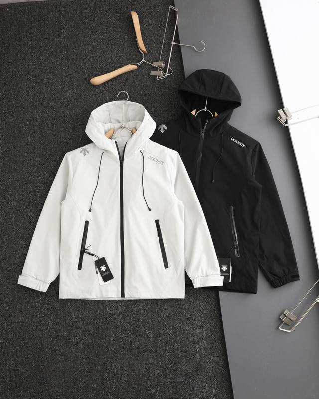 230（刺绣版本） 迪桑特/Descente 春秋新品 防风防水透气轻量硬壳冲锋衣 男女同款 产品特性： 防风雨，防静电，抗撕耐磨！ 做到了即轻量，又具备很好的