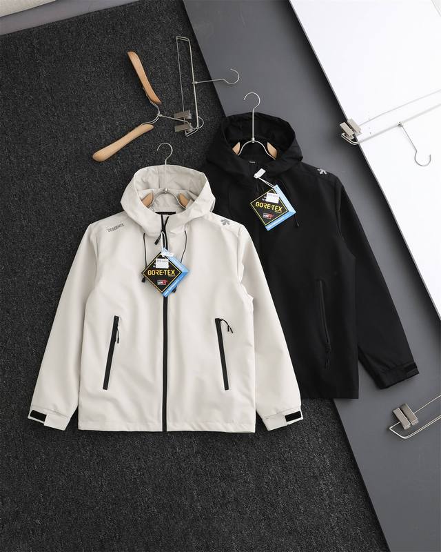 240（高品质） 迪桑特/Descente 春秋新品 防风防水透气轻量硬壳冲锋衣 男女同款 产品特性： 防风雨，防静电，抗撕耐磨！ 做到了即轻量，又具备很好的三