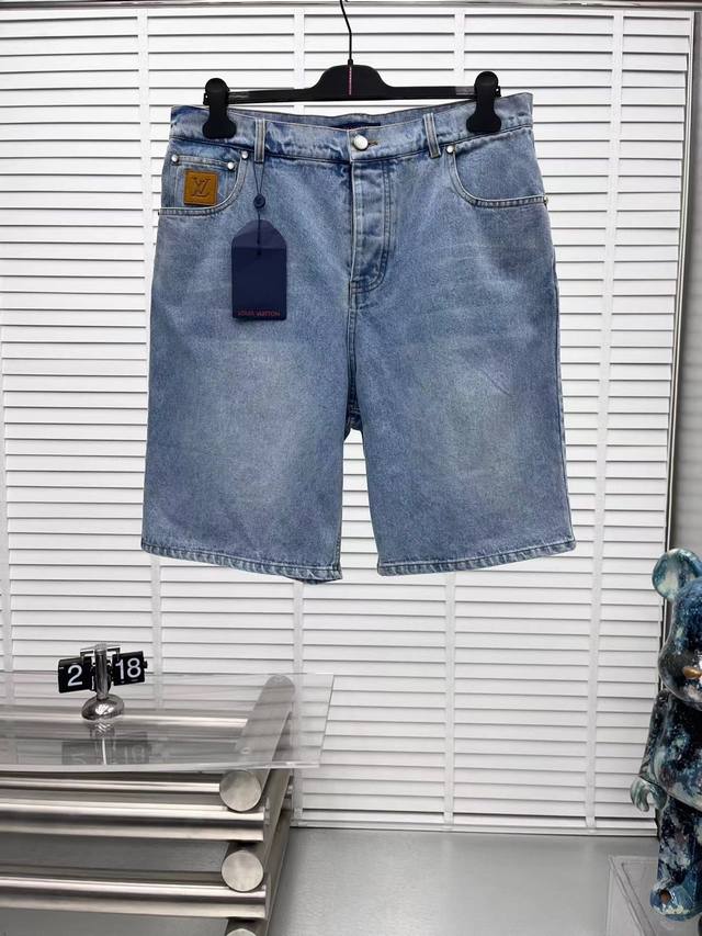 180（顶级复刻） louis Vuitton/路易威登Fw夏季新款牛仔短裤 官网同步 男女同款 原版复刻 随意对比 经典百搭 必备单品 为水洗棉布融入明线和珠