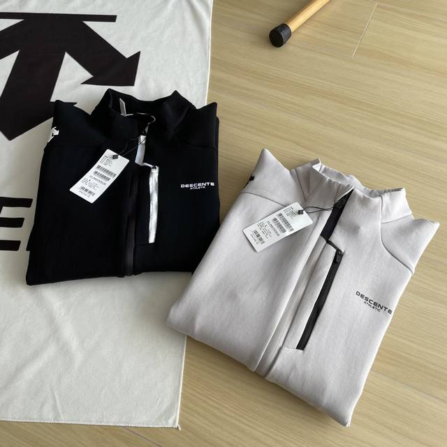 细节图210 半拉链上衣Descente/迪桑特两色通用夹克衫迪桑特运动服拉链立领外套男女同款情侣款 采用进口全棉空气棉高品质运动属性针织面料制成，面料柔软细腻