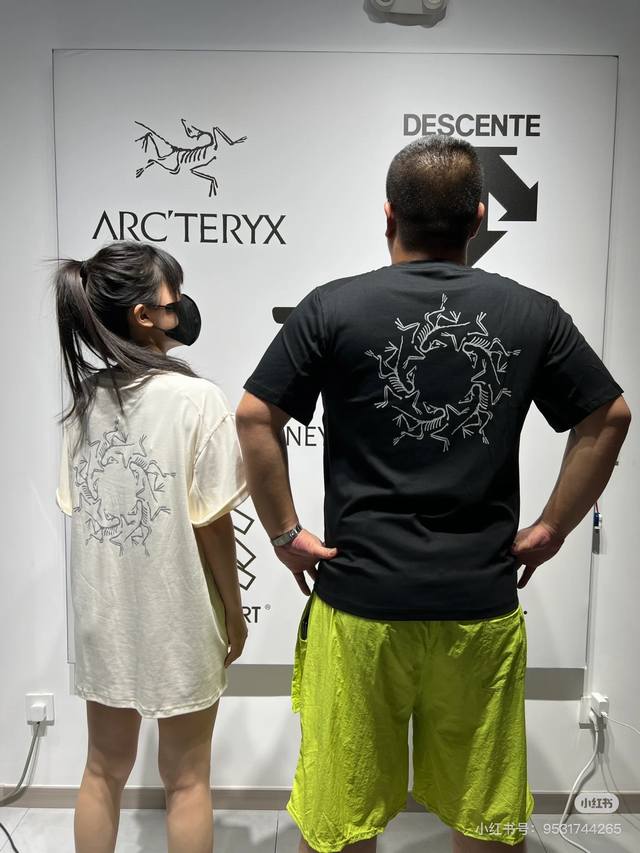 110 arc'teryx /# 始祖鸟两色反光万花筒3M反光男女同款短袖T恤。 arc'teryx始祖鸟男女同款短袖T恤,Over Size宽松版型。夜间反光