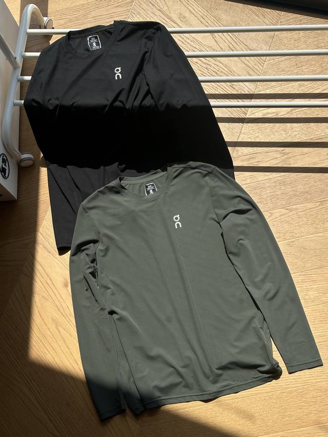 供120 On昂跑Coub Long-T春季 长袖打底衫 黑色 绿色 m~Xxl 客供混纺弹力氨纶，内里是那种极细爽滑的，贴身穿超级舒适，胸口及后下摆反光On小
