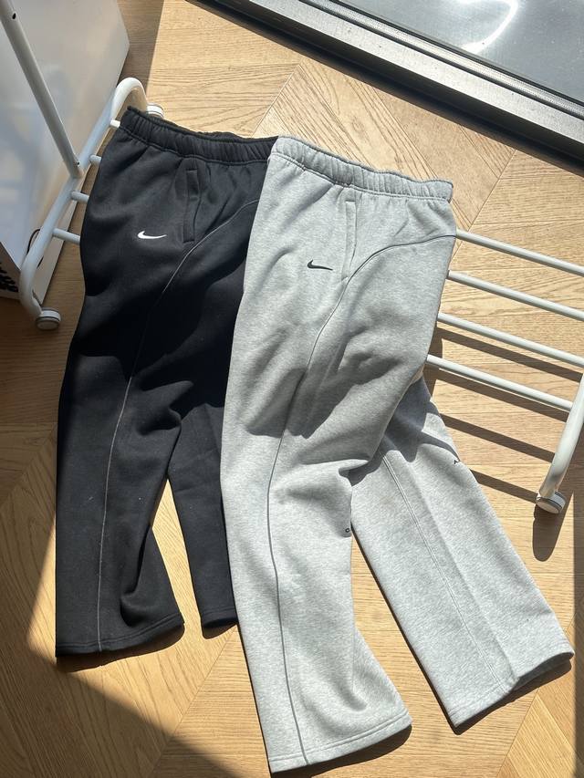 供 直筒裤子210 Nike X Drake Nocta系列 联名镶边直筒拉绒卫裤 黑色 灰色 s~Xl 得物在售2000+，采用380克高克重加绒面料，立体硅
