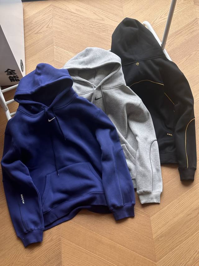 供 卫衣210 Nike X Drake Nocta系列 联名镶边起绒连帽卫衣男女同款 黑色 蓝色 灰色 s~Xl 得物在售1400+，采用380克高克重加绒面