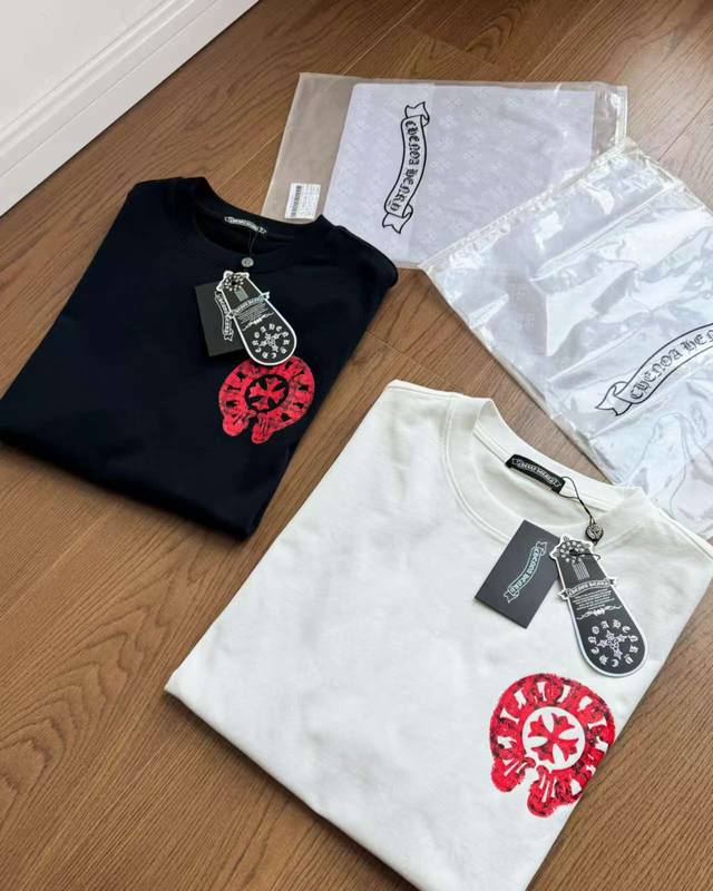 上新！P200，Chromehearts克罗心男女情侣短袖Tee。规格：300克。高克重洗水双纱面料，温感变色工艺，纯棉情侣短袖T恤。高克重酵素水洗定织面料，做