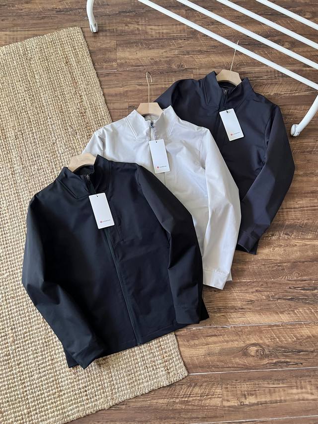 p210 lululemon 露露芯吸功能性面料立领夹克，这款是决对的经典之作！特殊的强韧亲水性再生纤维与复杂的结构！面料：100聚酯纤维外层是竖向的提花肌理，