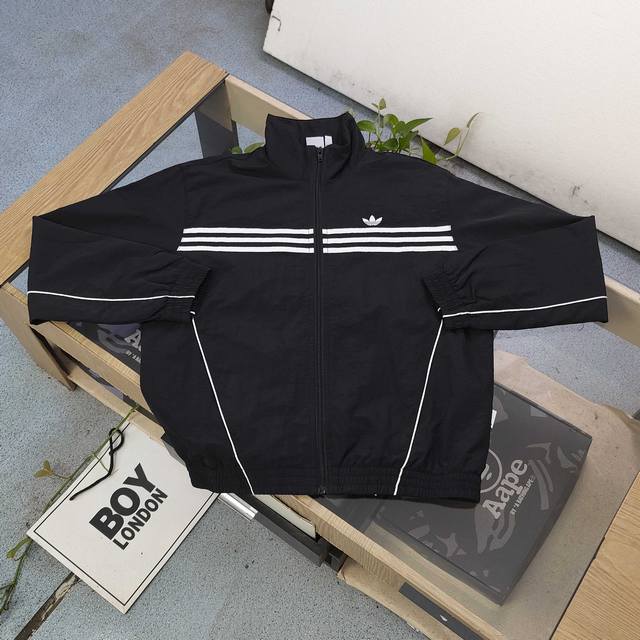 上新170 【款号：Dg4701】 2025新款Adidas阿迪达斯三道杠刺绣Logo休闲情侣立领夹克外套，采用爽滑亲肤梭织面料，面料厚实立体感更强，体感更舒服