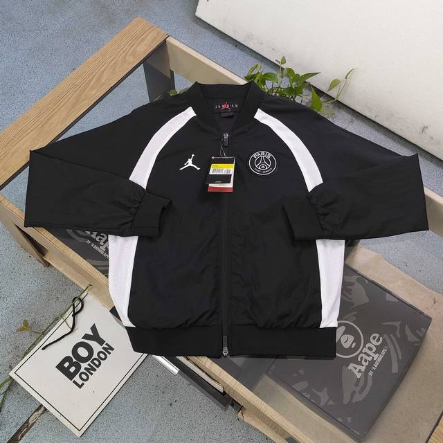上新170 【款号：Dg5261】 2025新款Air Jordan乔丹飞人Logo巴黎圣日耳曼拼接梭织网眼休闲情侣夹克外套，当经典运动基因碰撞街头不羁灵魂，乔