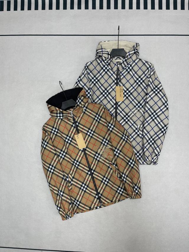 290Burberry/巴宝莉Bbr经典格子战马刺绣连帽夹克外套 官网同步 男女同款 英伦与简约的完美结合 最新款秋季连帽夹克外套，再生纤维防水科技面料，巴宝莉
