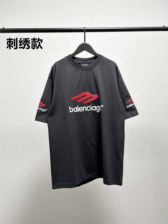 140 高版本，质量很好！原版包装，柜子最新款领标！巴黎世家 Balenciaga男女同款大刺绣品牌Logo字母短袖T恤！此款尺码偏大，最小Xs穿到140斤左右