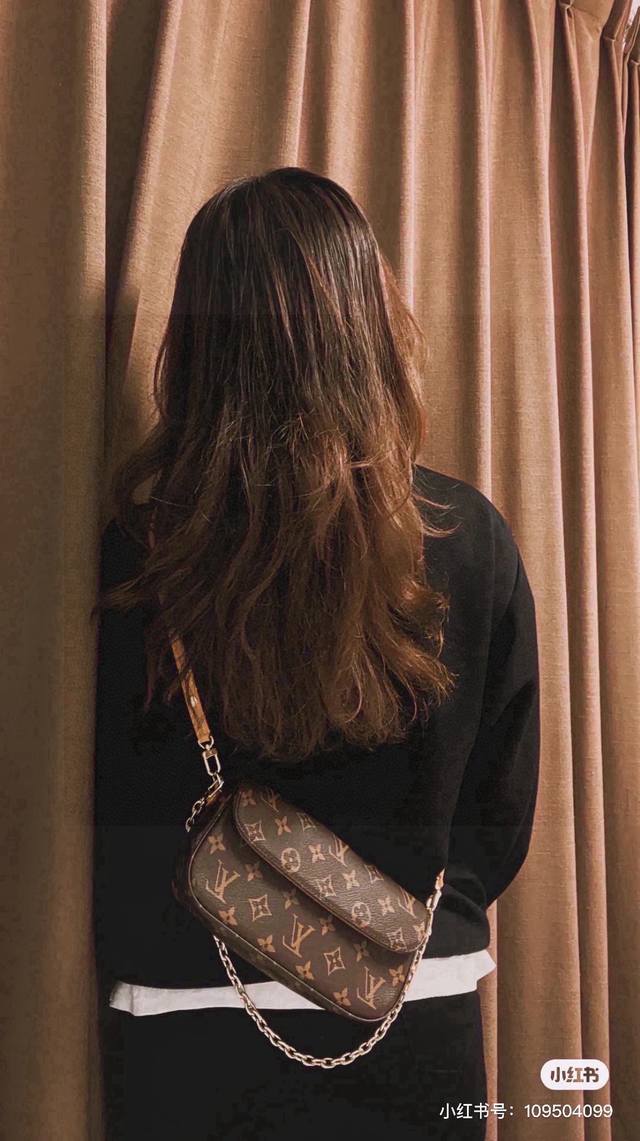 210包邮 lv Ivy 腋下包 这款包一经问世，至今专柜一包难求，火爆程度可见一斑 上身真的很绝，可以说是长在大部分人的审美上 包型设计，整体非常简约 包身通