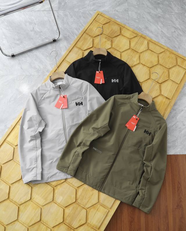 210包邮 helly Hansen/海丽汉森 新款户外立领外套夹克。超有辨识度的运动设计风格，让您的衣品不在大众化，都市休闲通勤时也能完美演绎。这件外套设计还