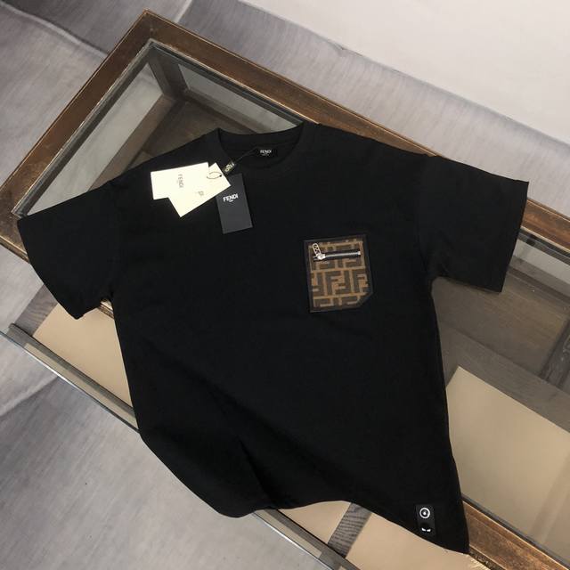 120包邮 顶级复刻 fendi/芬迪原版口袋款T桖， 25Ss春夏高端欧版新品，官网旗舰店同步开售，Logo拉锁真口袋，原版双F梭织面料Pu包边，无色差，定制