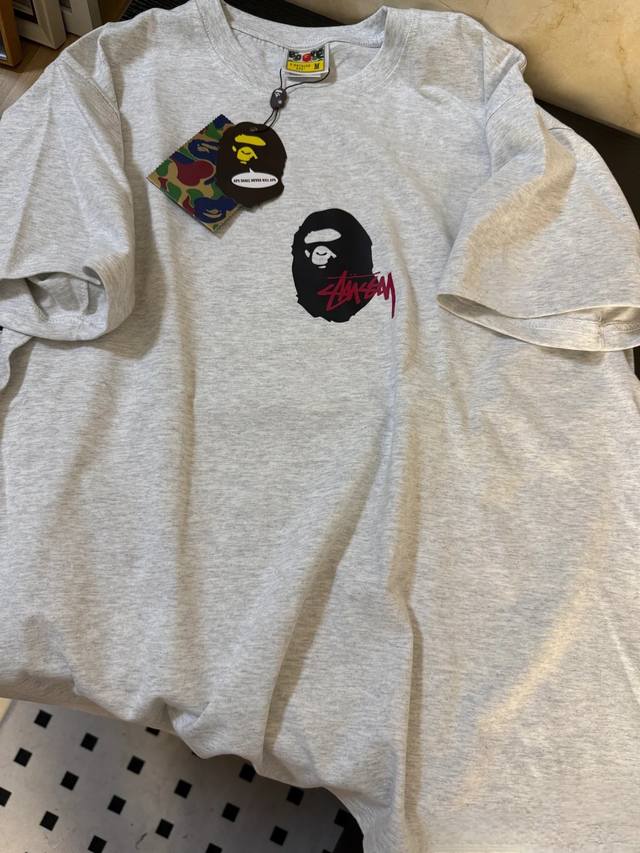 90包邮 stussy猿人联名款印花短袖T恤男女同款宽松休闲美式短袖T恤 面料采用高品质40支280克高温定染进口纯棉双纱面料 不掉色 不起球 不变形 面料柔软