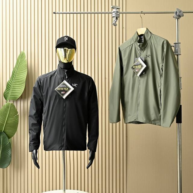 210包邮 arc'teryx 25年春季始祖鸟户外徒步运动防风防泼水梭织立领轻量外套 颜色：黑色，绿色 尺码：S-2Xl 采用防风面料和防水处理，能够有效抵御