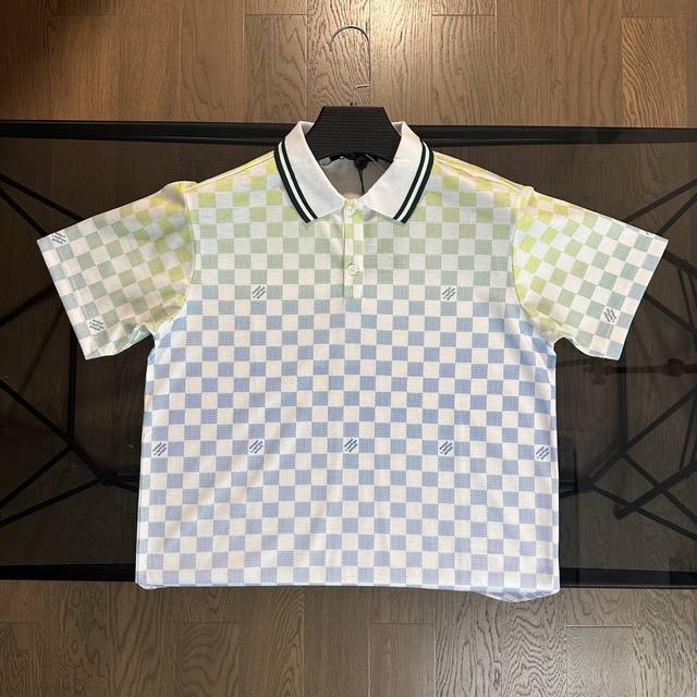 180包邮 lv路易威登2025春夏新款棋盘格字母Logo设计短袖T恤Polo衫 螺纹加固领口，采用26股 双纱300克重工水洗工艺打造，男女同款，随意穿搭，任