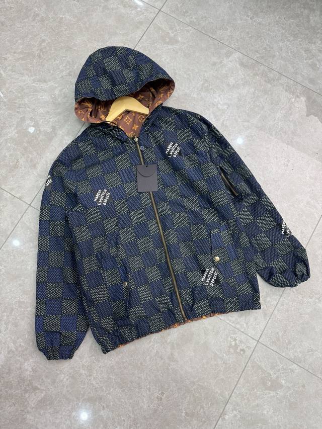 290包邮 louis Vuittone新款|早春新品 双面穿风衣系列 这款图案可翻转风衣出自 2025年春夏时装秀一面采用充满活力的蓝色和绿色调展现了 Dam