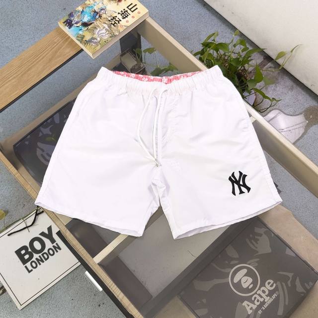 100包邮 2025新款Mlb洋基队Ny经典简约刺绣Logo休闲情侣运动梭织速干短裤，客供辅料开模定制品质超牛，相近色的老花满印Logo特别耐看，面料亲肤腿长1