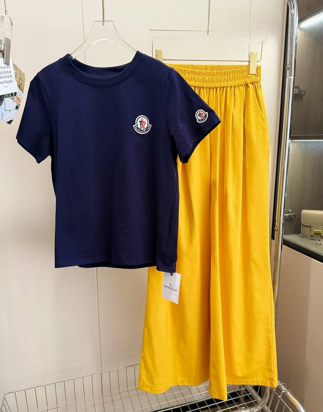 180包邮 品名：Moncle*女主角贴布短袖休闲裤套装 尺码：M.L 颜色：藏青/黄色 绝美种草图，超有品味的，位出道博主私藏。藏青是海平面下的暗涌，姜黄是加