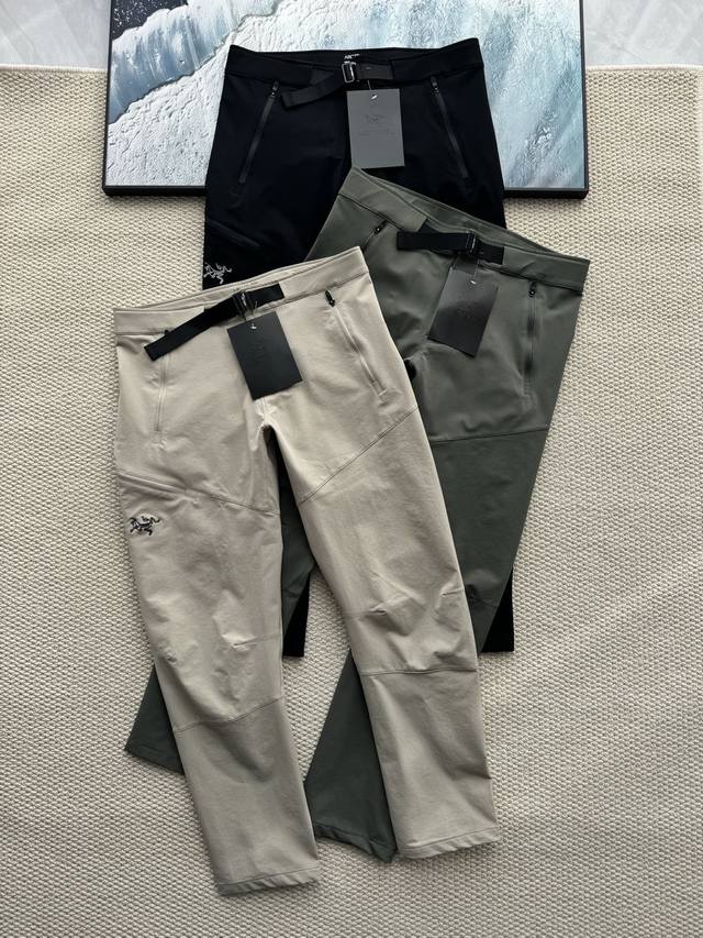 160包邮 arc'teryx 始祖鸟春季新款刺绣户外冲锋长裤！ 鸟家无敌的一款单品，上身效果真的无敌好看，修长显瘦增高，防水防风保暖，衣柜必备单品， 腿侧鸟家