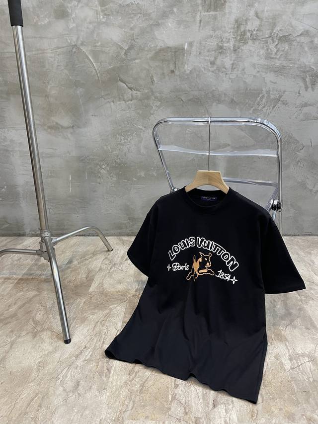 100 Lv 24Ss棕毛线狗印花短袖面料采用230G纯棉双纱配套11螺纹，多次定染，毫无色差 柔软舒适 采用柔软胶浆手工印花，复合胶浆印刷 可以保证印花部分具