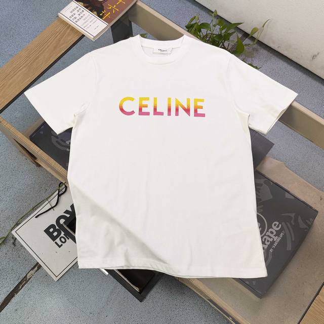 130 【款号：Kl5011】高版本 2025新款Celine赛琳渐变字母图案Logo印花休闲情侣宽松短袖T恤，独一无二的活性环保面料染色，32支双纱精梳纯棉爽