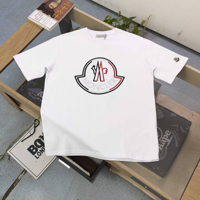 130 【款号：Kl5004】高版本 2025新款Moncler蒙口经典刺绣铃铛Logo绣花休闲情侣宽松短袖T恤，独一无二的活性环保面料染色，32支双纱精梳纯棉