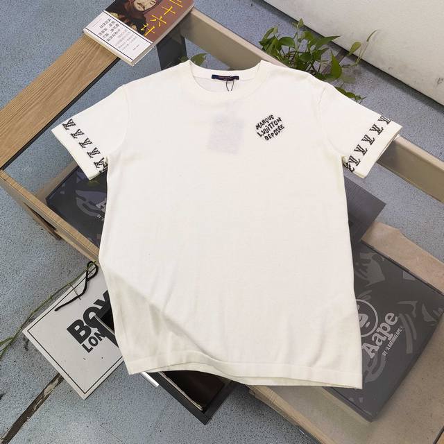 140 【款号：Kl5001】高版本 2025新款Louis Vuitton路易威登Lv袖口字母Logo提花休闲情侣宽松针织短袖T恤，独一无二的活性环保面料染色