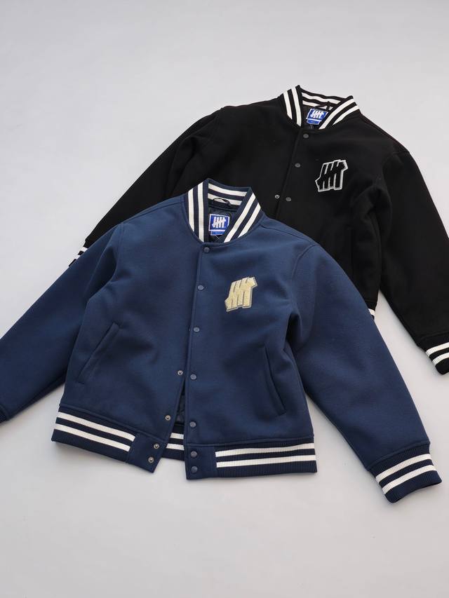 250 Undefeated Fw25 假日系列 五条杠Logo立领长袖棉服棒球服外套 男女同款 大身采用400克中国绒手感重量都到位 定织螺纹 胸前毛巾绣贴布