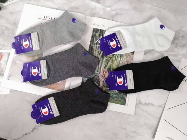 40 冠军/Champion 情侣款基础袜/短袜5双装 一包5双袜子 5种不同颜色 男女通用 尺寸:弹力极佳 37-44都可穿 舒适，透气，吸汗，防臭 集齐一身