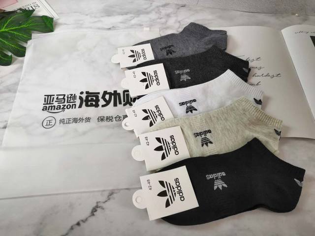 40 Adidas/三叶草 情侣款基础袜/短袜5双装 一包5双袜子 5种不同颜色 男女通用 尺寸:弹力极佳 37-44都可穿 舒适，透气，吸汗，防臭 集齐一身