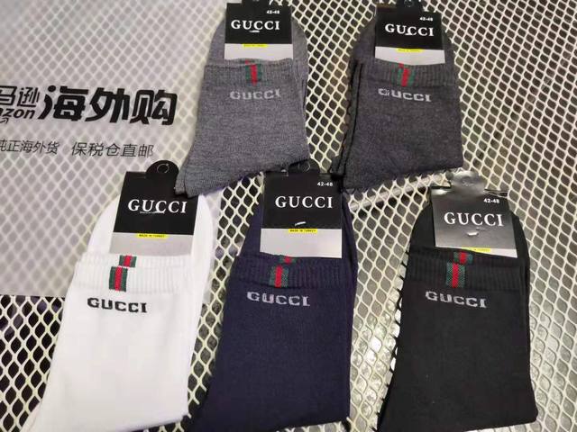 40 Gucci/古驰 情侣款袜子/中筒袜 一包5双装 男女通用 尺寸:弹力极佳 37-44都可穿 采用竹炭纤维棉料 舒适，透气，吸汗，防臭 集齐一身