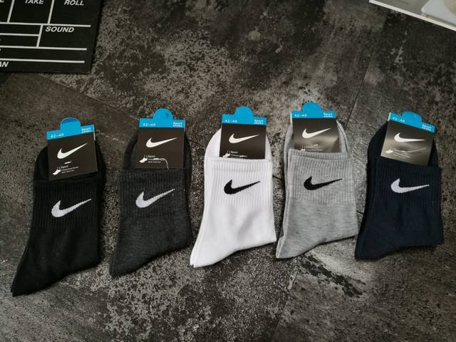 40 耐克/Nike 秋冬袜子/长筒袜 5双装 男女通用 外贸尾单 尺寸:弹力极佳 37-44都可穿 舒适，透气，吸汗，防臭 集齐一身 采用纯棉料 秋冬必备 潮