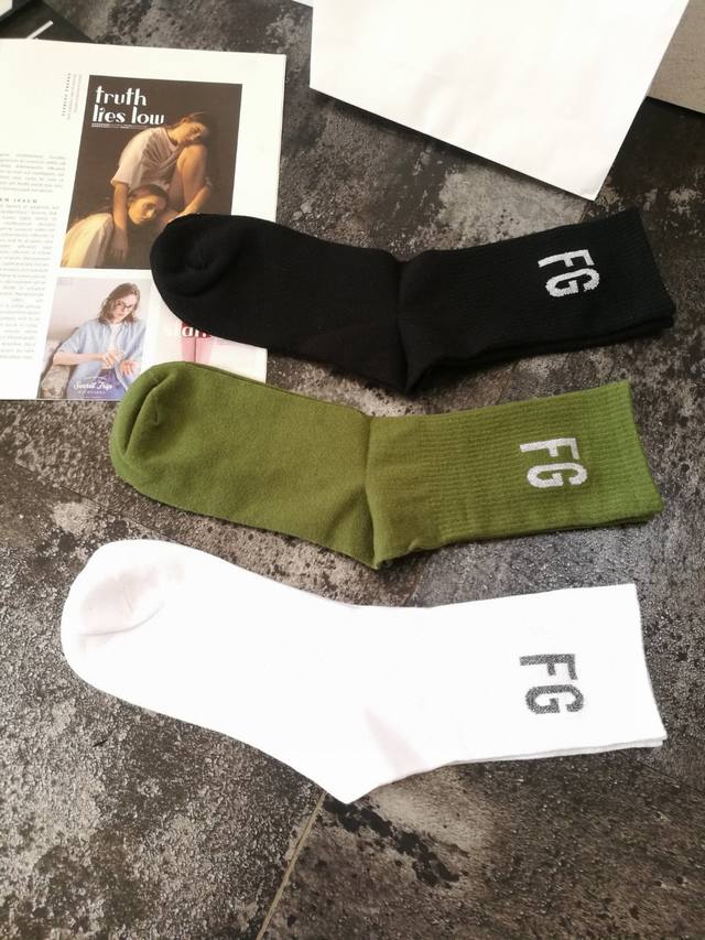 40 Fg/富贵 银线反光 3色 秋冬长筒袜/袜子 一包内有3双 黑白绿各1双 尺寸:弹力极佳 37-44都可穿 潮人明星网红推荐款 男女情侣通用 秋冬季必备