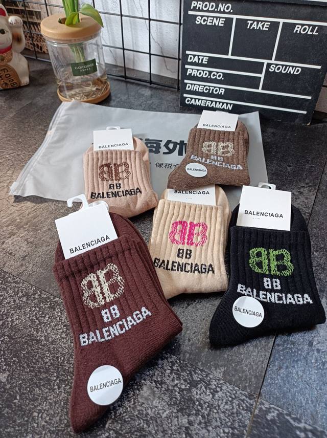 50 巴黎世家/Balenciaga Bb大字母 袜子/长筒袜 5双装 5种不同颜色 潮流时尚 秋冬必备款 尺寸:男女通用 37-44都可穿 仿羊毛材质 冬天穿