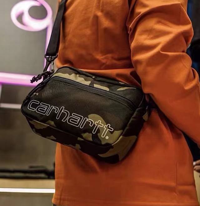 50 卡哈特/Carhartt 斜挎包/胸包 2025新款 尺寸:24167Cm 颜色:黑色/迷彩 2色入 包身正面超酷镂空字母Logo 采用聚酯纤维 具有坚韧