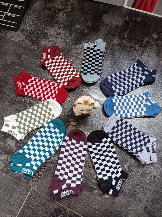 40 Vans/万斯 棋盘格 糖果色 短袜/袜子 5双装 一包内有5双 5种不同色 颜色随机（不可挑颜色） 外贸尾单 尺寸:弹力极佳 37-44都可穿 秋季款