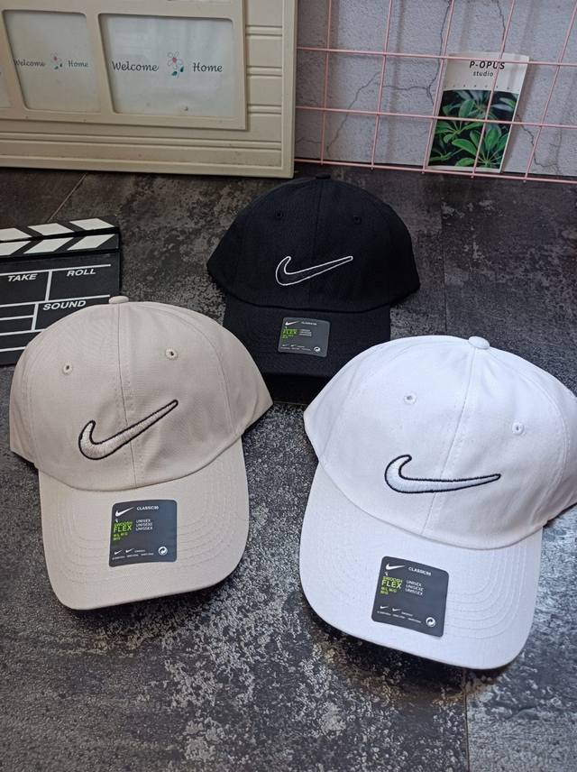 40 Nike/耐克 镂空包边 鸭舌帽/棒球帽 颜色：黑色 白色 卡其色 春夏新款 男女情侣款 软顶设计 告别闷热 帽子正前方 镂空包边钩子 刺绣Logo 简约