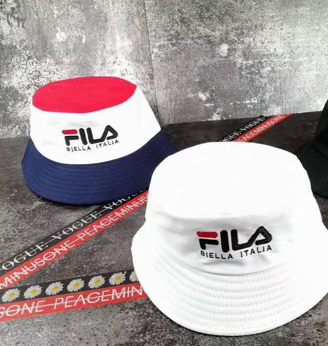 40 Fila/斐乐海外版 渔夫帽/盆帽 颜色:拼色/白色 男女通用 Ins 微博 各路潮人同款 遮阳钓鱼必备 明星网红力荐款 帽子正前方经典高密度刺绣英文Lo