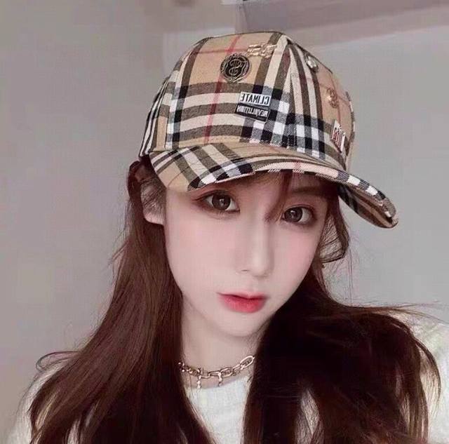 70 巴宝莉Burberry 2025官网同步在售款，经典格子徽章棒球帽 原单品质 男女通用鸭舌帽 棉麻质地原版专柜品质 轻盈透气 版型完美 细节满满 好货不多