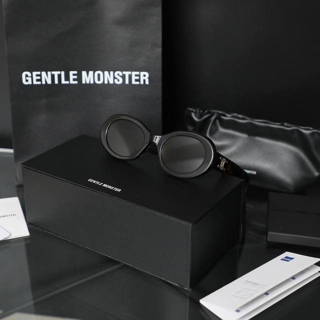 160 Celine凯旋门墨镜 代工厂出货，眼镜防刮膜撕掉概不退换 型号:Celine40226 材质:板材 蔡司镜片美到爆炸的火遍全网的Celine墨镜 哪个
