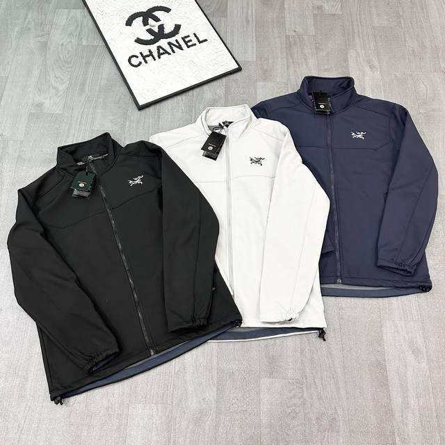 190 Arc'teryx / 始祖鸟刺绣Logo户外运动立领防风刺绣加绒软壳外套 傲视全网，最新科技面料，1:1 全身压胶技术内里绒面，今年始鸟最新的设计，市