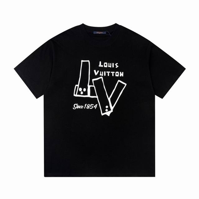 80 【顶级双纱32支】 顶级复刻 原版开模 lv路易威登短袖T恤春夏新款 32支全棉双纱260克紧密纺 面料笔挺有型 Lv字母涂鸦印花白墨烫画工艺 后背压花质