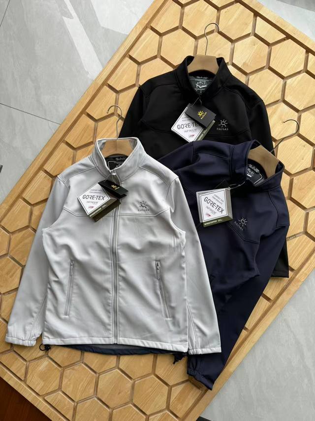 180 刺绣版本 Kailas/凯乐石2025年 M8春季登山户外防风防水立领夹克外套 胸前重工经典刺绣Logo//软壳外套的版型设计经过精心考量，既贴合人体曲